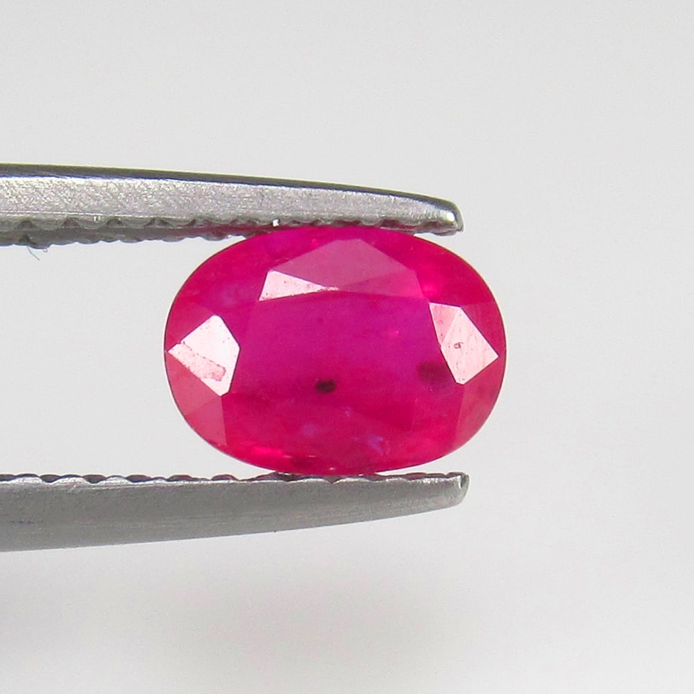Natural Pinkish Red Ruby - 0.93 Ct (1 of 2)