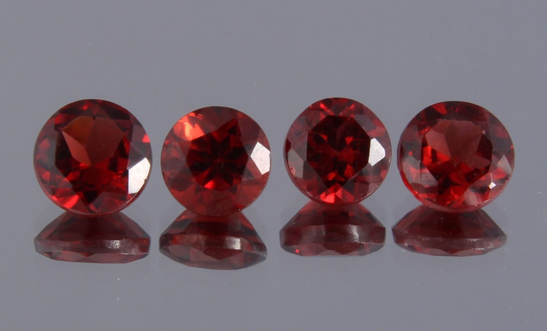 Beautiful " Natural Pyrope Almandine Garnet " 2.60 Cts Natural Pyrope Almandine Garnet Pair: No Reserve! Title: Beautiful " Natural Pyrope Almandine Garnet " 2.60 Cts Natural Pyrope Almandine Garnet Pair Additional Info: Gemstone : Natural Almandine Garnet Shape and cut : Round Cut Origin : A