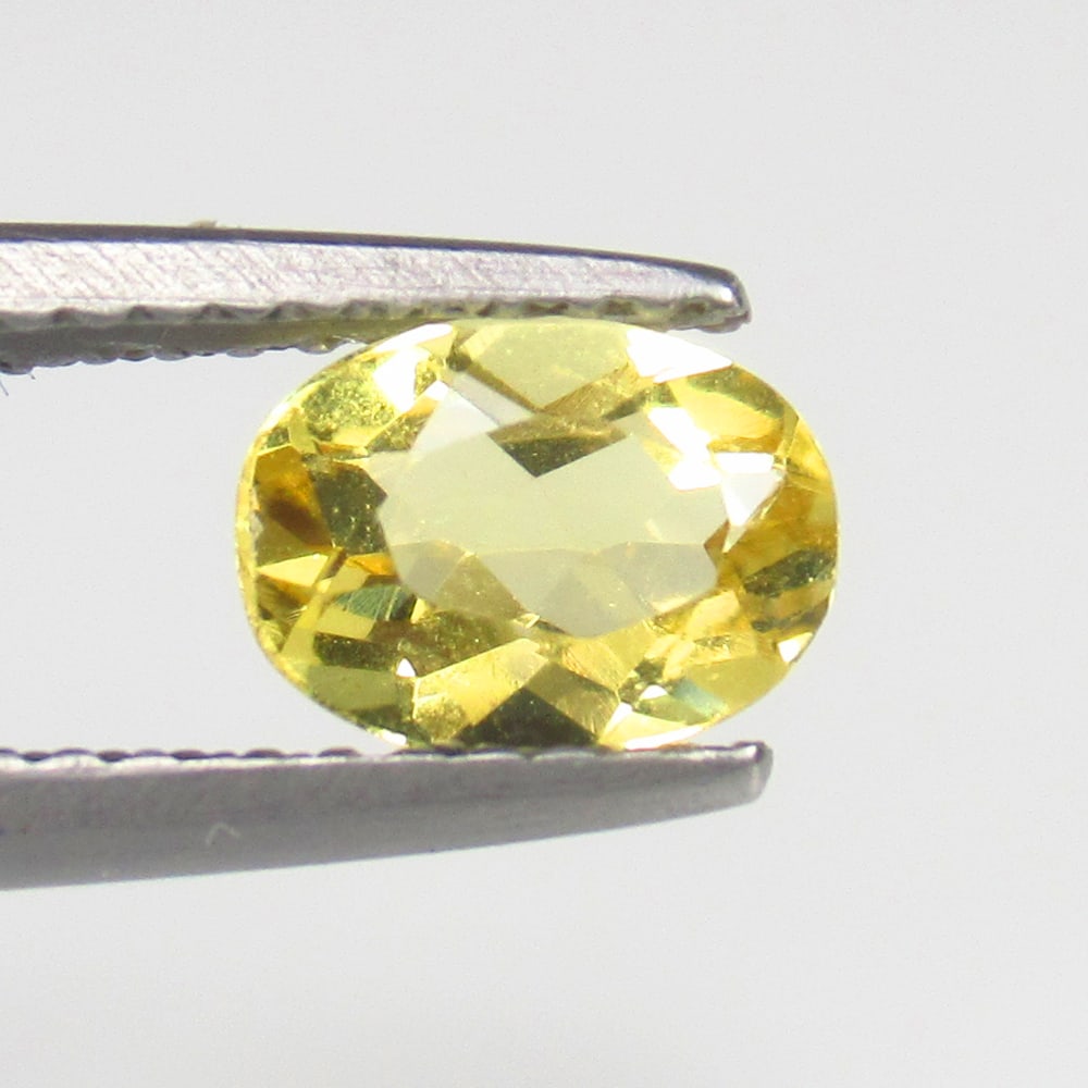 Natural Yellow Beryl - 0.78 Ct: No Reserve! Title: Natural Yellow Beryl - 0.78 Ct Origin: Brazil Weight:0.78 Size/Dimensions: 7.0 x 5.0 x 3.5 mm Description: Pieces : 1 No's / Shape : Oval Cut / Color : Yellow / Clarity : VVS / Trea