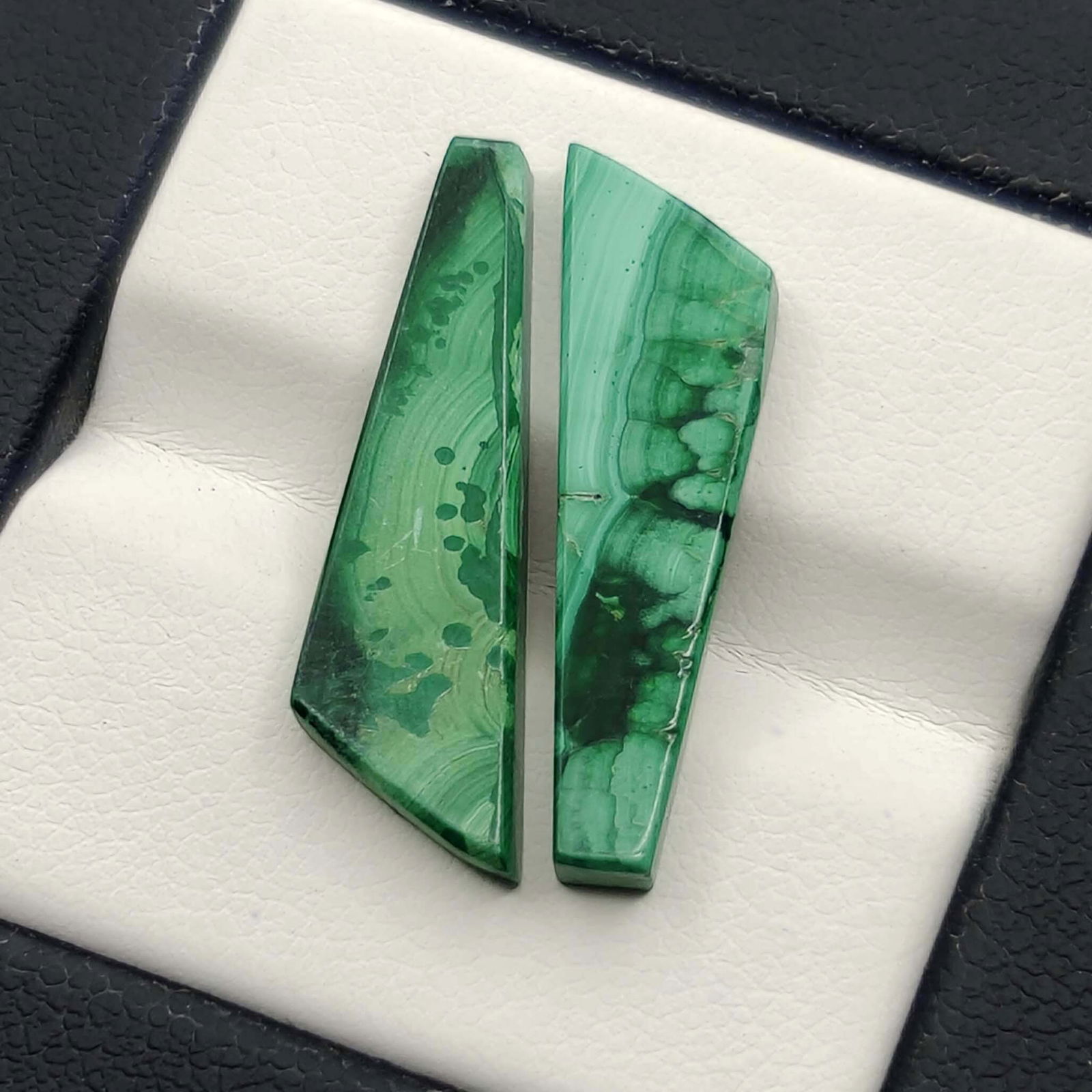 14.30 Ct Natural Malachite Pair: No Reserve! Title: 14.30 Ct Natural Malachite Pair Description: Gemstones: Natural Malachite Carat Weights: 14.30 ct Size/Dimensions: 24 X 7 mm Approx Materials &Techniques:Malachite Shipping: Domesti