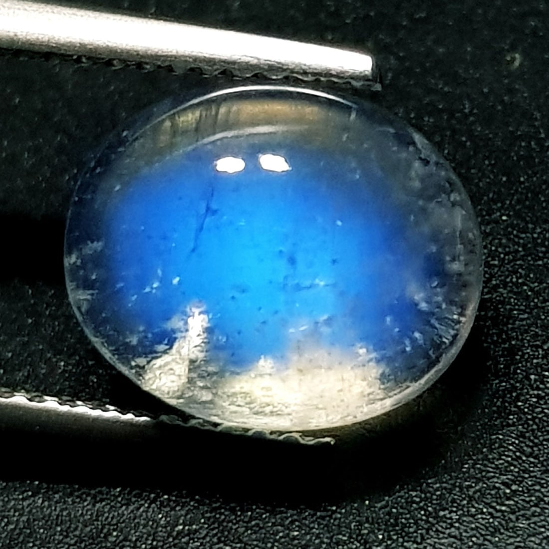 4.21 ctz" Stunning Collection" Natural Royal Blue Moonstone: No Reserve! Title: 4.21 ctz" Stunning Collection" Natural Royal Blue Moonstone Gemstones: Moonstone Color/Clarity: Royal Blue / Trasparant Carat Weights: 4.21 Size: 11.06 x 9.20 x 5.20 Additional Info
