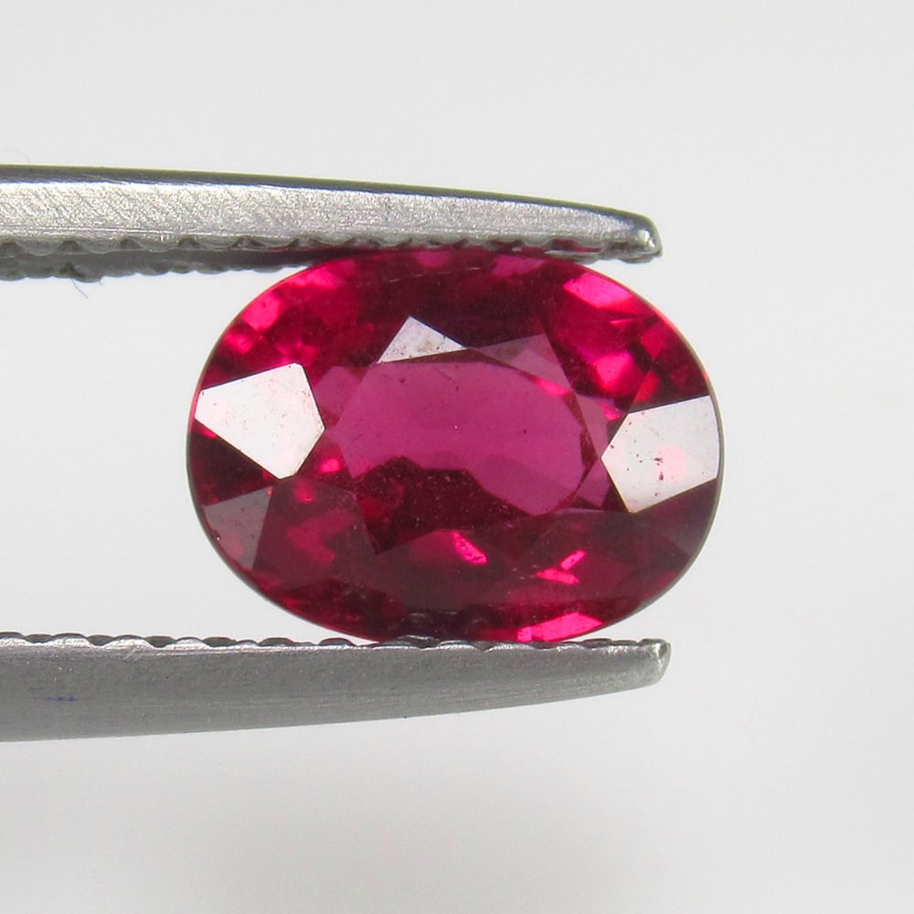 Natural Rose Garnet - 1.76 Ct: No Reserve! Title: Natural Rose Garnet - 1.76 Ct Origin: Mozambique Weight:1.76 Size/Dimensions: 8.0 x 6.0 x 4.3 mm Description: Pieces : 1 No's / Shape : Oval Cut / Color : Rose / Clarity : Transpare