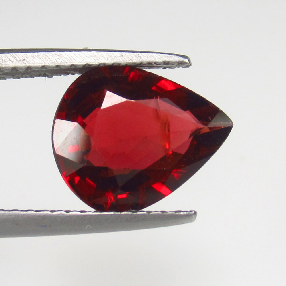 Natural Rhodolite Garnet - 3.01 Ct: No Reserve! Title: Natural Rhodolite Garnet - 3.01 Ct Origin: Mozambique Weight:3.01 Size/Dimensions: 11.0 x 9.0 x 4.2 mm Description: Pieces : 1 No's / Shape : Pear Cut / Color : Purplish Pink / Clar