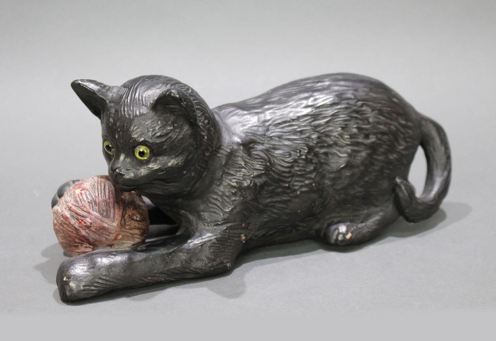 Bretby Black Cat 1518: Antique Bretby Black Cat 1518 Bretby, Made in England Black Cat 1518 Height: 12 cm / 4 3/4 in Stamped Bretby with model number to underside Good antique condition. Some paint loss as pictured Reser