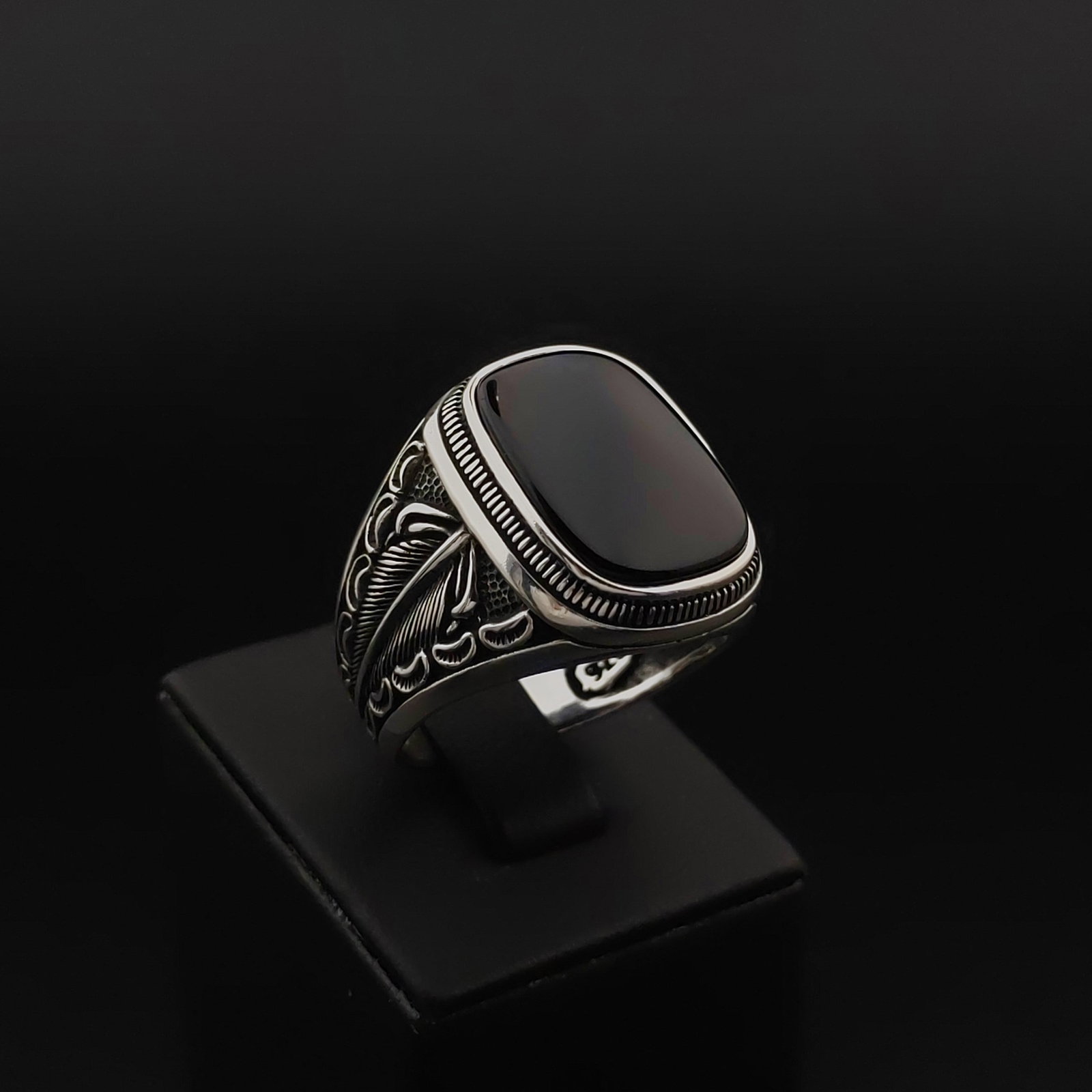 925 Silver Men's Ring with Black Onyx: 925 Silver Men's Ring with Black Onyx -Condition:New -Total Weight:13.5g -Size:US Size 11.75 (21mm) With Gift Box Express Shipping.Carrier:DHL Express Combine Shipping Prices: 2 lots 30$ 3 lots 35$ 4 