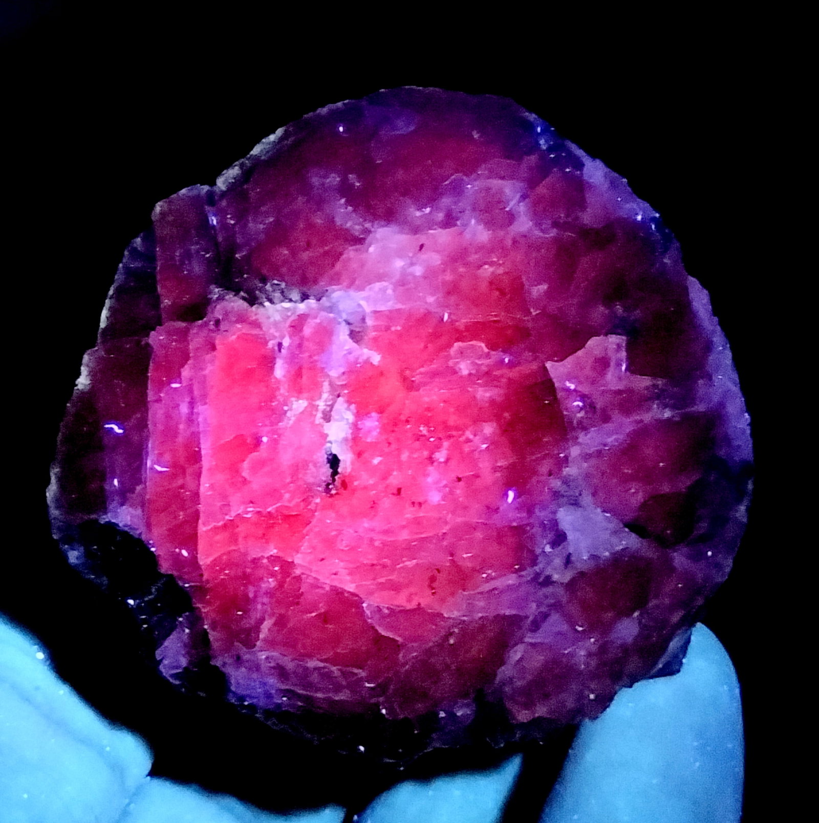 135 Gram Beautiful Rare Natural Fluorescent Scapolite Specimen~Afghanistan: Title: 135 Gram Beautiful Rare Natural Fluorescent Scapolite Specimen~Afghanistan Treatment: Natural Weight: 135 Gram Dimensions: 52x50x40 mm Origin: Pakistan Reserve: $30.00 Shipping: Domestic: Flat-