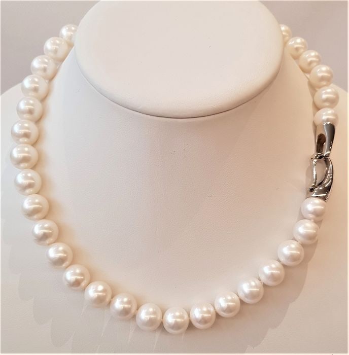 925 Silver - 11x12mm Cultured Pearls - Necklace: Title: 925 Silver - 11x12mm Cultured Pearls - Necklace Description: This necklace is made with cultured Freshwater pearls, which originate from Southeast Asia. The pearls have been hand selected for t