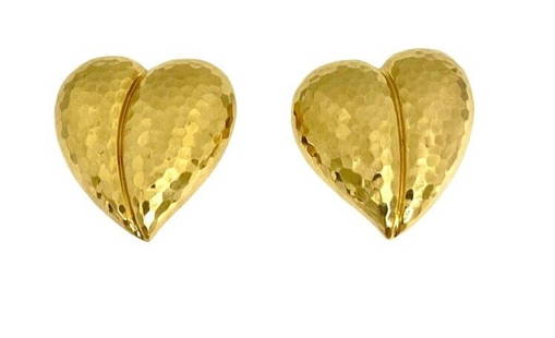 Andrew Clunn Heart Earrings Gold: ES A000 Product details: DESIGNER: Andrew Clunn CIRCA: 1980’s MATERIALS: 18k Yellow Gold WEIGHT: 36.2 grams MEASUREMENTS: 1 3/8" x 1 3/16" HALLMARKS: A. Clunn, 18K ITEM DETAILS: A