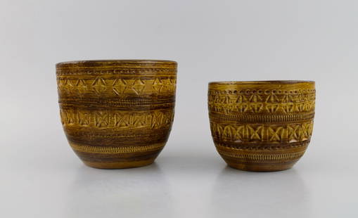 Aldo Londi for Bitossi. Two flower pots in mustard yellow glazed ceramics with geometric patterns.: Aldo Londi for Bitossi. Two flower pots in mustard yellow glazed ceramics with geometric patterns. 1960s. Largest measures: 15 x 12.5 cm. In excellent condition. Signed. Reserve: $294.00 Shipping: Dom