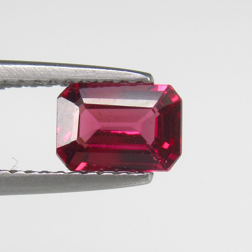 Natural Rose Garnet - 1.00 Ct: No Reserve! Title: Natural Rose Garnet - 1.00 Ct Origin: Mozambique Weight:1 Size/Dimensions: 7.0 x 5.0 x 3.0 mm Description:Pieces : 1 No's / Shape : Octagon Cut / Color : Rose / Clarity : Transparen