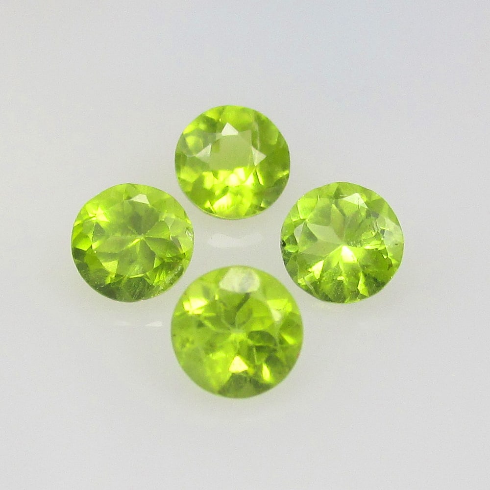 1.88 Ctw Natural Pakistan Peridot Round Set: No Reserve! Title: 1.88 Ctw Natural Pakistan Peridot Round Set Stone Clarity: VVS Gemstone:Natural Peridot Carat Weights: 1.88 Size/Dimensions: 4.90 - 5.00 mm / 4 Pc's Additional Info:Top Class Full L