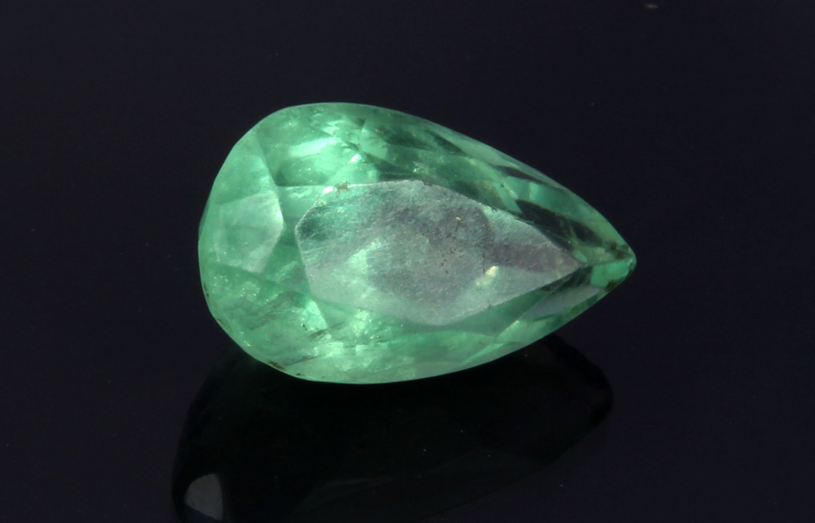 Fabulous " Natural Fluorite " 10.72 Cts Natural Fluorite: No Reserve! Title: Fabulous " Natural Fluorite " 10.72 Cts Natural Fluorite Additional Info: Gemstone : Natural FluoriteOrigin : BrazilWeight : 10.72 caratsDimensions : 17x10 mmShape : Pear CutColour 
