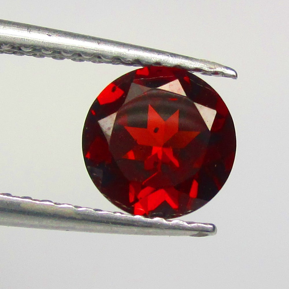1.15 Ctw Natural Rhodolite Garnet Round Cut: No Reserve! Title: 1.15 Ctw Natural Rhodolite Garnet Round Cut Stone Clarity: VVS Gemstone:Natural Rhodolite Garnet Carat Weights: 1.15 Size/Dimensions: 6.50 x 6.50 x 3.70 mm Additional Info:Purplish 