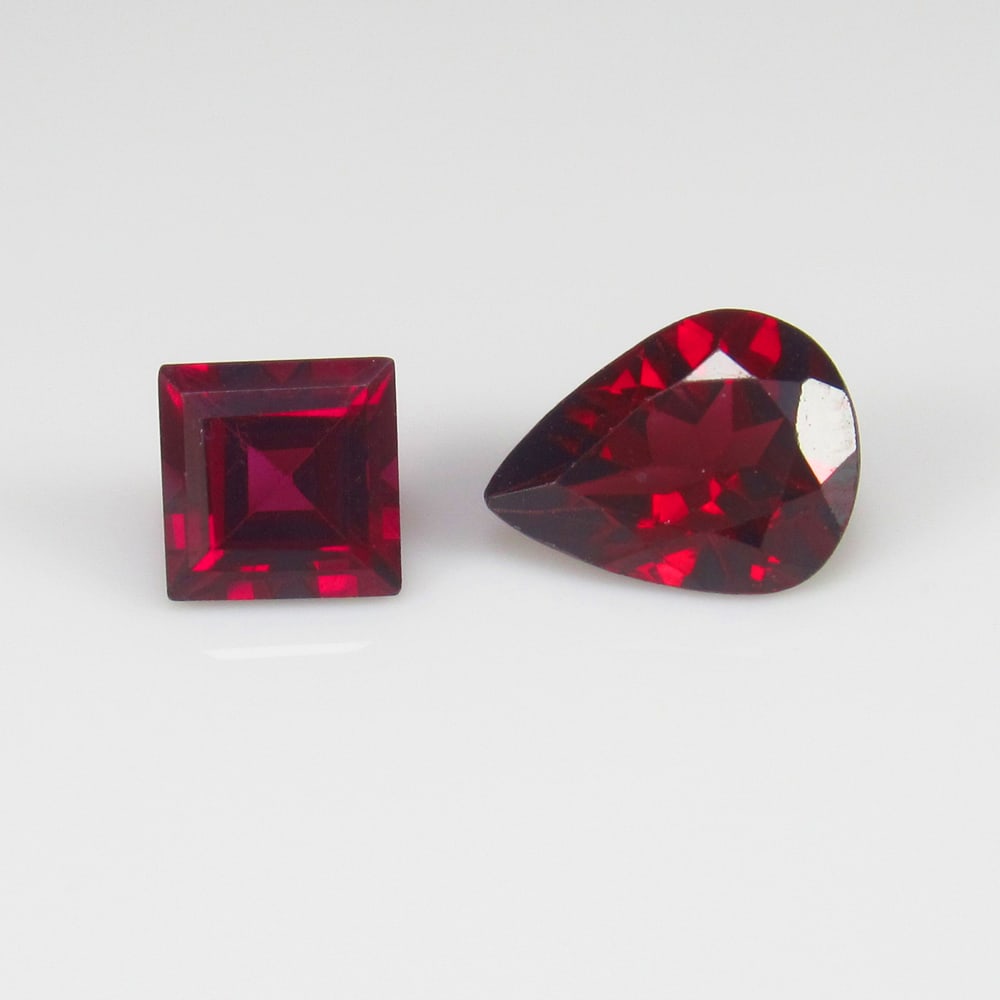 2.35 Ct - Natural Rhodolite Garnet Pair: No Reserve! Title: 2.35 Ct - Natural Rhodolite Garnet Pair Description: Gemstone Metal Purity (If Applicable):- Gemstones: Garnet Carat Weights: 2.35 Size/Dimensions:5.0x5.0&8.0x6.0 mm Additional Info