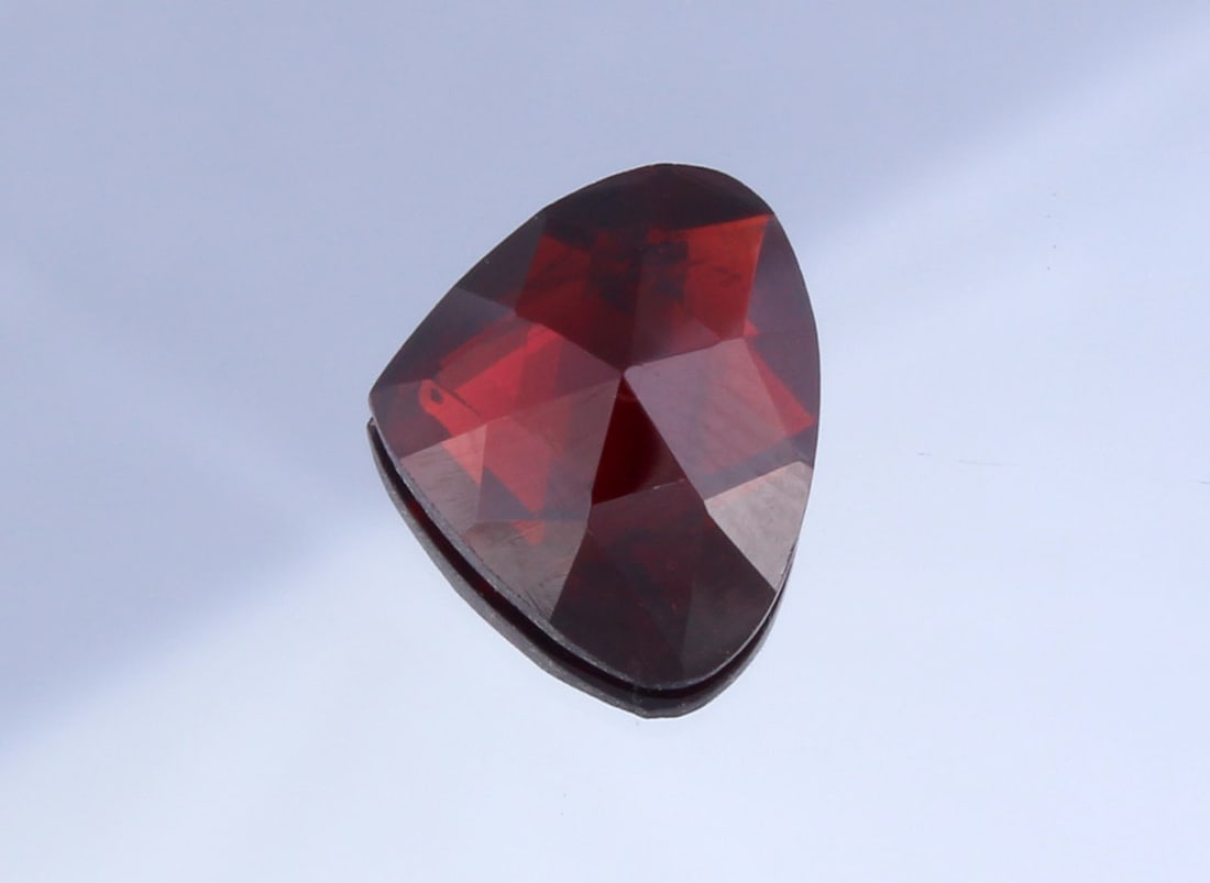 Stunning " Natural Pyrope Almandine Garnet " 3.92 Cts Natural Pyrope Almandine Garnet: No Reserve! Title: Stunning " Natural Pyrope Almandine Garnet " 3.92 Cts Natural Pyrope Almandine Garnet Additional Info: Gemstone : Natural Almandine GarnetShape and cut : Pear Rose CutOrigin : Afric