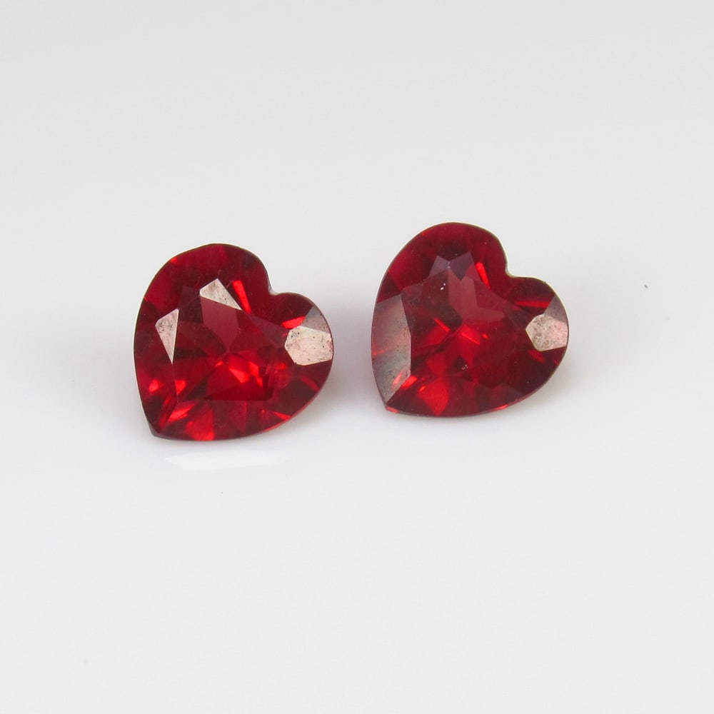 1.77 Ct - Natural Red Garnet Pair: No Reserve! Title: 1.77 Ct - Natural Red Garnet Pair Description: Gemstone Metal Purity (If Applicable):- Gemstones: Garnet Carat Weights: 1.77 Size/Dimensions:6.3 x 6.1 x 3.5 mm Additional Info:6.3 x