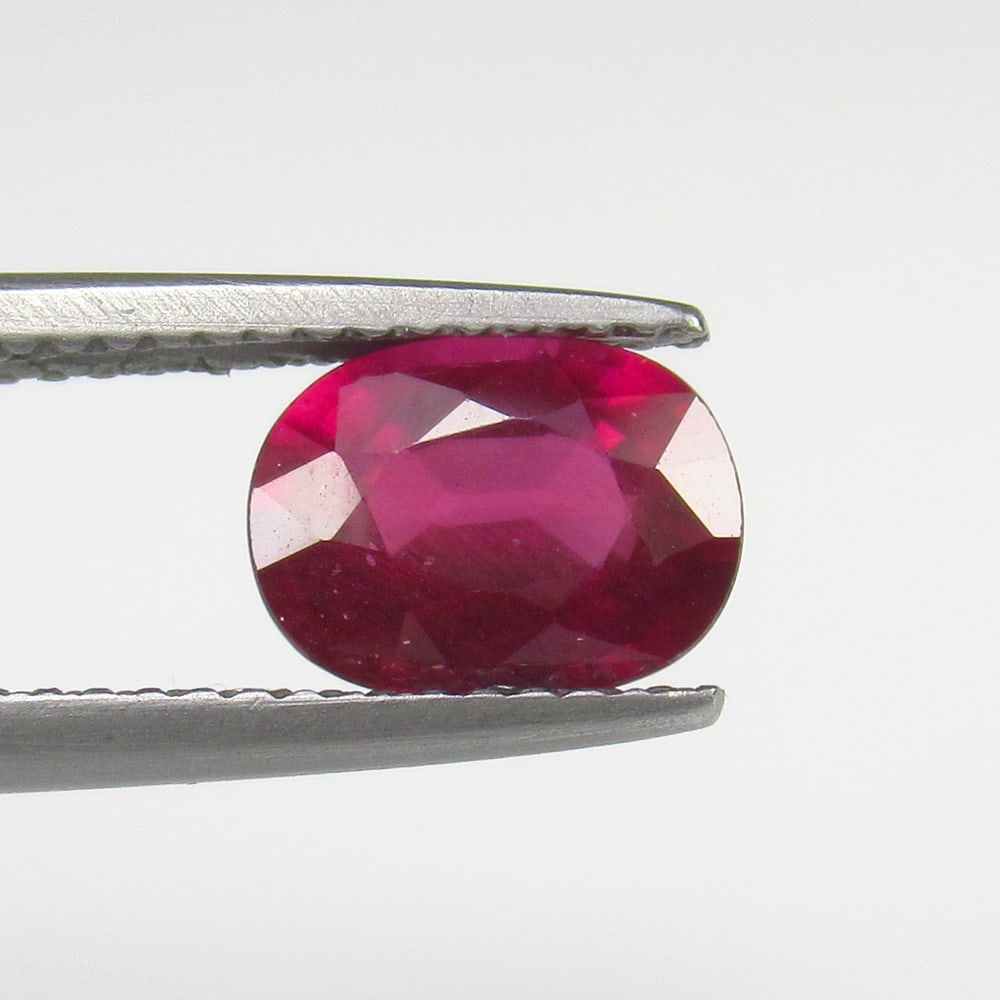 Natural Rose Garnet - 1.92 Ct: No Reserve! Title: Natural Rose Garnet - 1.92 Ct Origin: Mozambique Weight:1.92 Size/Dimensions: 8.5 x 6.3 x 4.0 mm Description:Pieces : 1 No's / Shape : Oval Cut / Color : Rose / Clarity : Transparen