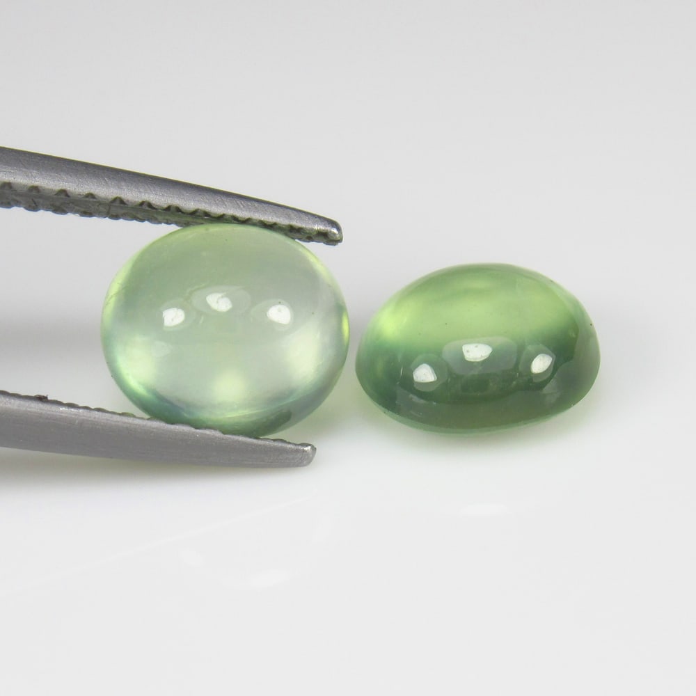 Natural Green Prehnite Pair - 3.30 Ct: No Reserve! Title: Natural Green Prehnite Pair - 3.30 Ct Origin: Brazil Weight:3.3 Size/Dimensions: 7.7 x 6.7 x 4.3 mm Description:Pieces : 2 No's / Shape : Oval Cab / Color : Green / Clarity : Semi-T