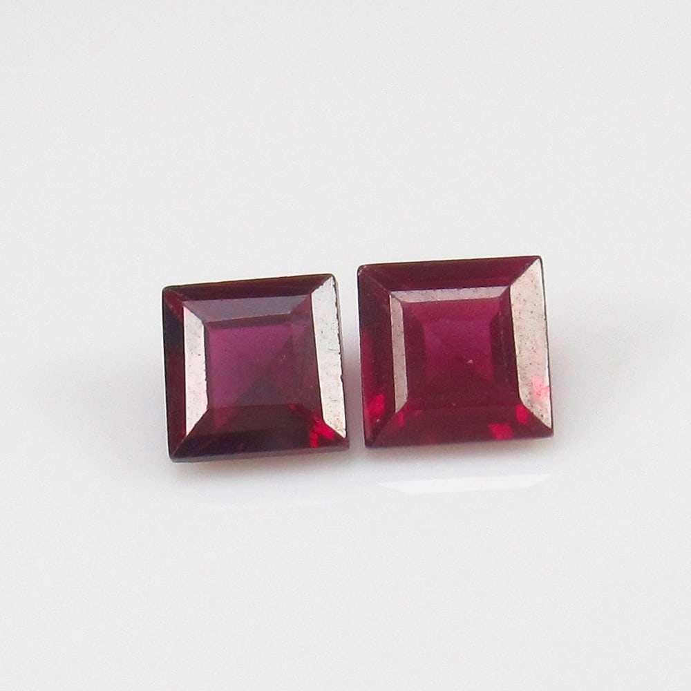1.74 Ct - Natural Rhodolite Garnet Pair: No Reserve! Title: 1.74 Ct - Natural Rhodolite Garnet Pair Description: Gemstone Metal Purity (If Applicable):- Gemstones: Garnet Carat Weights: 1.74 Size/Dimensions:5.0 x 5.0 x 2.8 mm Additional Info