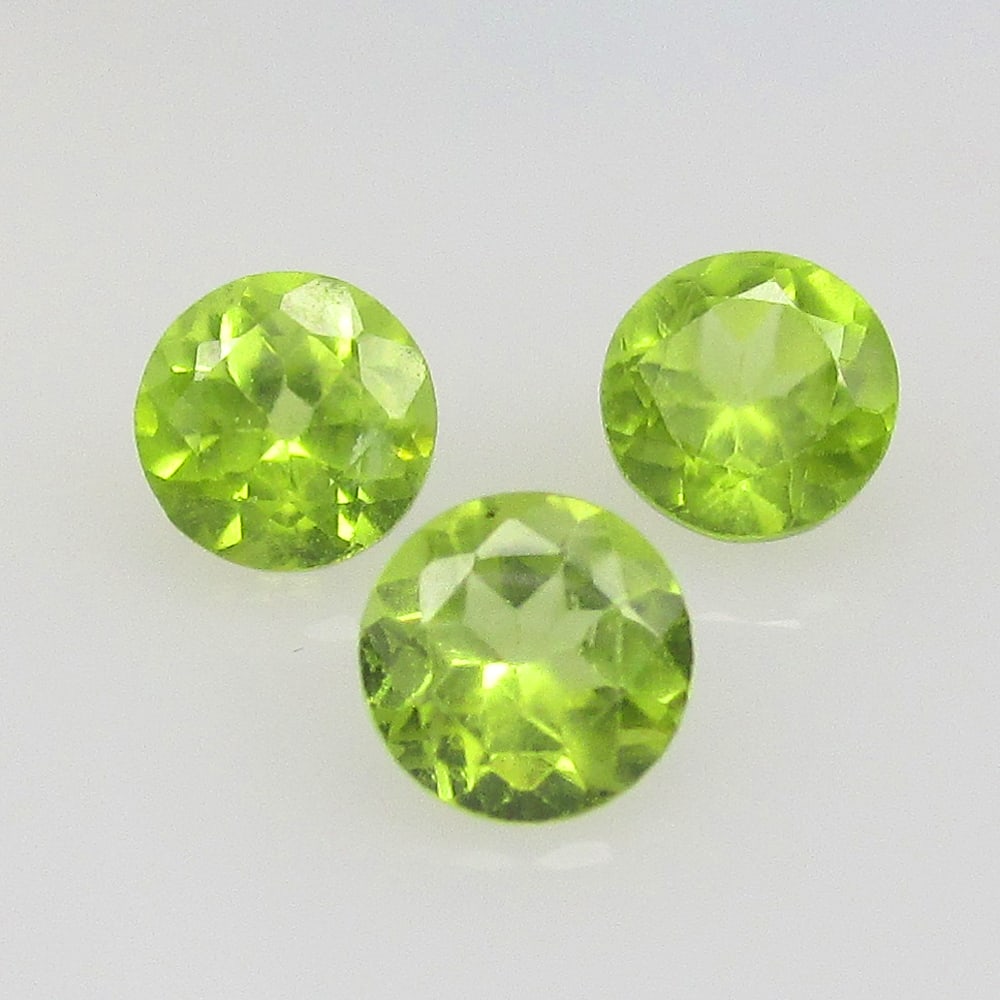 1.54 Ctw Natural Pakistan Peridot Round Set: No Reserve! Title: 1.54 Ctw Natural Pakistan Peridot Round Set Stone Clarity: VVS Gemstone:Natural Peridot Carat Weights: 1.54 Size/Dimensions: 5.00 - 5.10 mm / 3 Pc's Additional Info:Top Class Full L