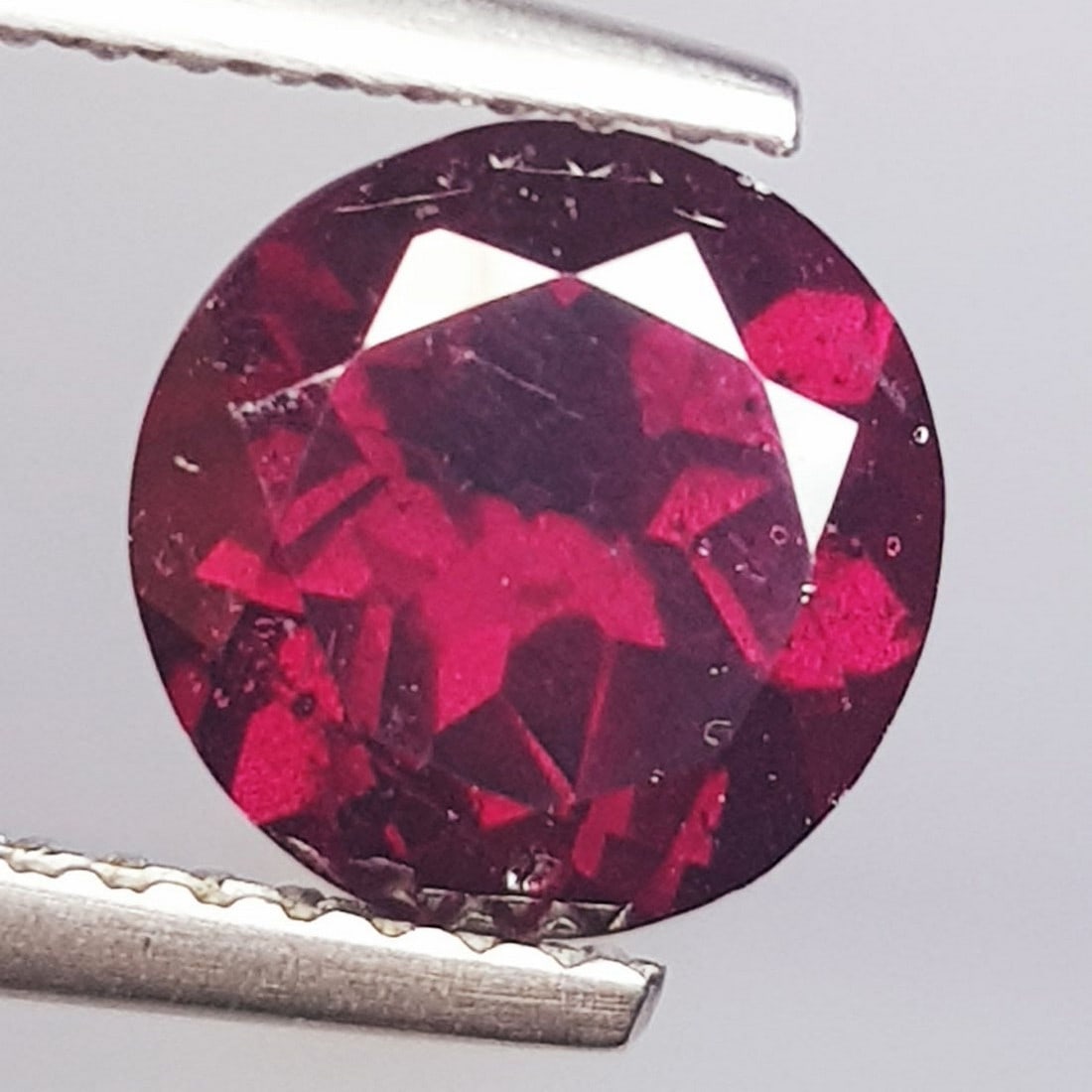 2.36 ctz" Beautiful Purple Pink Gem" Natural Rhodolite Garnet: No Reserve! Title: 2.36 ctz" Beautiful Purple Pink Gem" Natural Rhodolite Garnet Color/Clarity: Purple Pink / IF-VVS Gemstone: Rhodolite Garnet Carat Weights: 2.36 Size: 7.80 x 7.80 x 4.90 Additional 