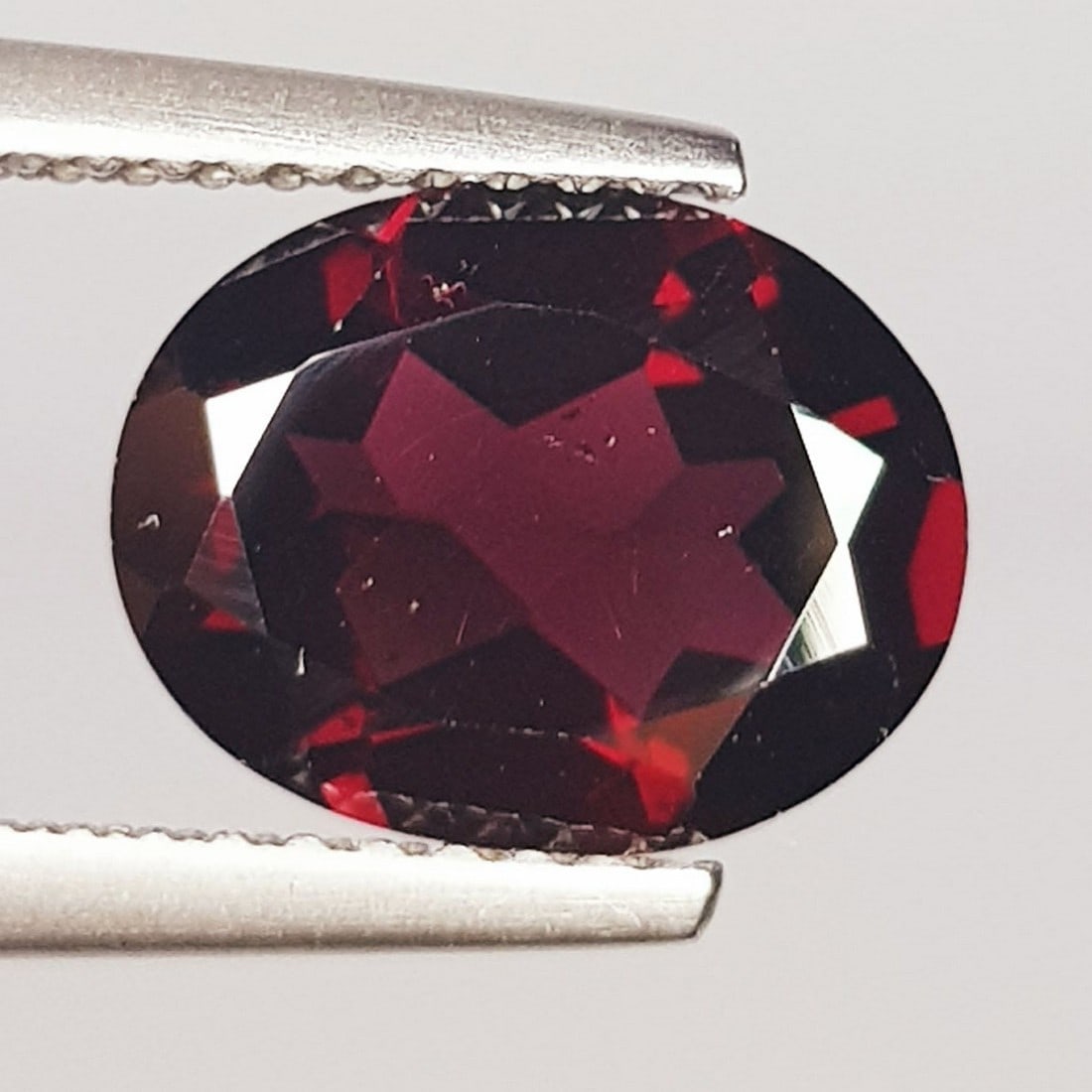 2.97 Ctz " Beautiful Purple Pink Gem" Natural Rhodolite Garnet: No Reserve! Title: 2.97 Ctz " Beautiful Purple Pink Gem" Natural Rhodolite Garnet Color/Clarity: Purple Pink / IF-VVS Gemstone: Rhodolite Garnet Carat Weights: 2.97 Size: 10.00 x 7.80 x 4.20 Additiona
