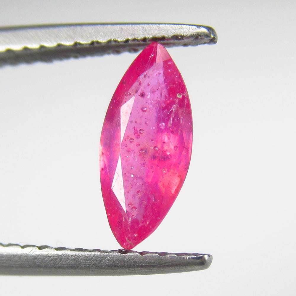 Natural Pinkish Red Ruby - 0.90 Ct (1 of 2)