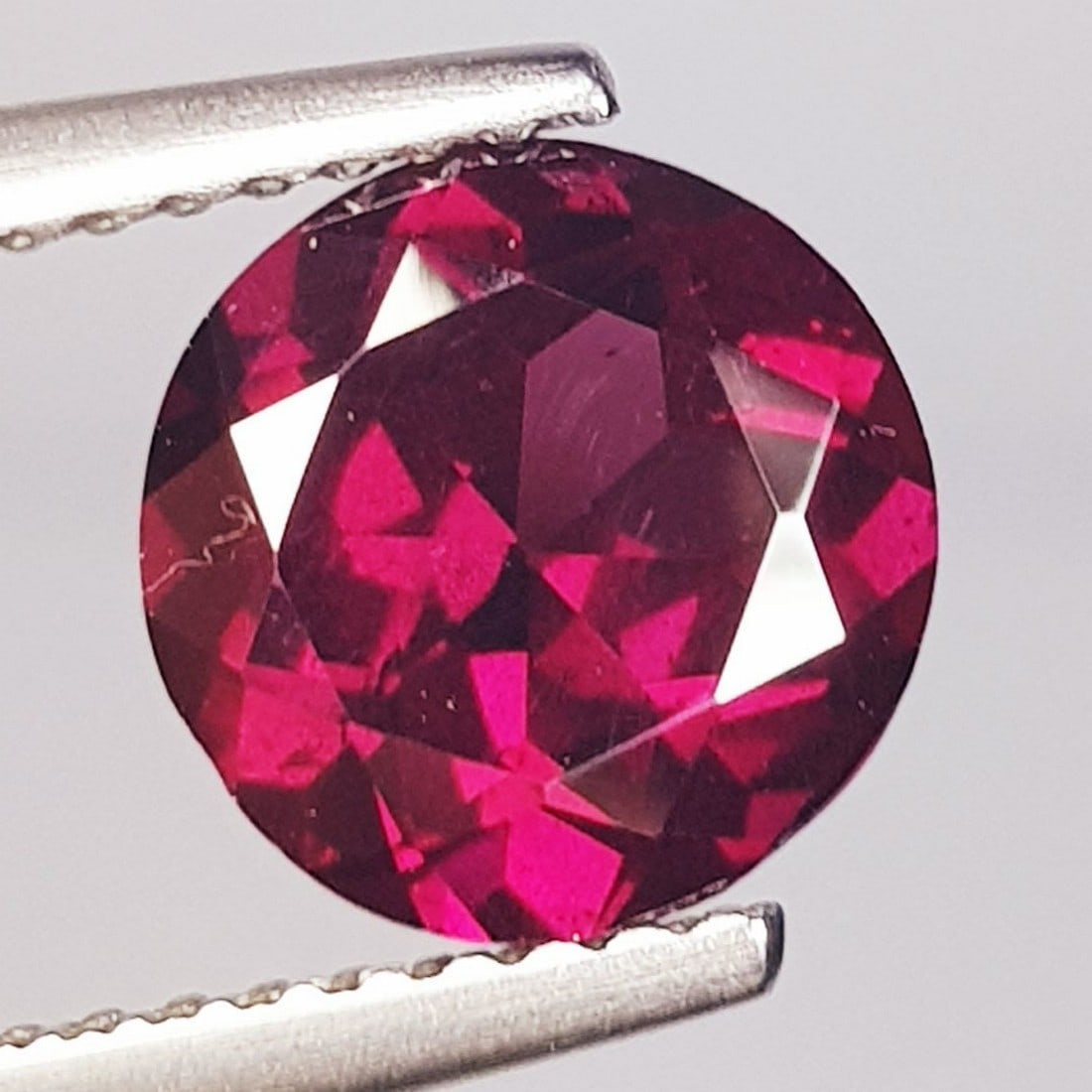 2.47 ctz" Beautiful Purple Pink Gem" Natural Rhodolite Garnet: No Reserve! Title: 2.47 ctz" Beautiful Purple Pink Gem" Natural Rhodolite Garnet Color/Clarity: Purple Pink / IF-VVS Gemstone: Rhodolite Garnet Carat Weights: 2.47 Size: 8.00 x 8.00 x 4.70 Additional 