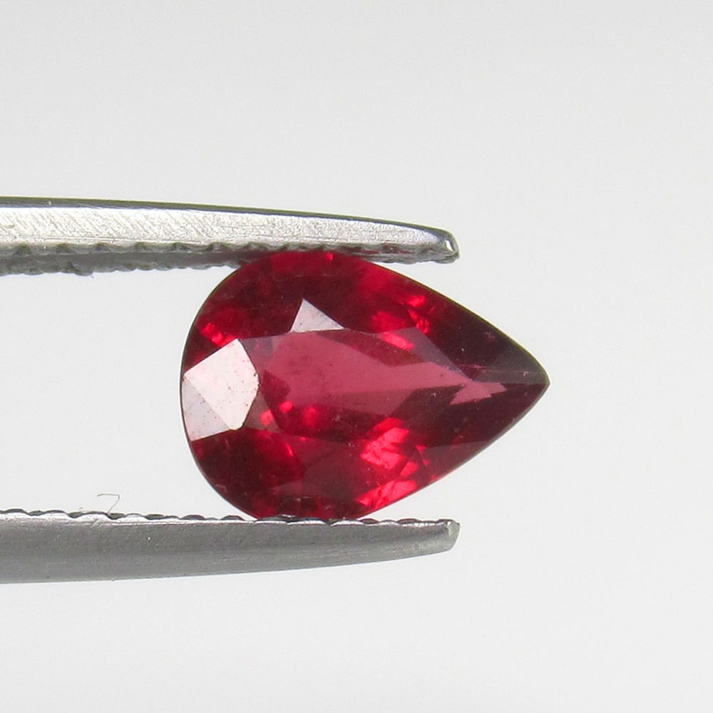 Natural Rose Garnet - 1.37 Ct: No Reserve! Title: Natural Rose Garnet - 1.37 Ct Origin: Mozambique Weight:1.37 Size/Dimensions: 8.3 x 6.3 x 3.8 mm Description:Pieces : 1 No's / Shape : Pear Cut / Color : Rose / Clarity : Transparen