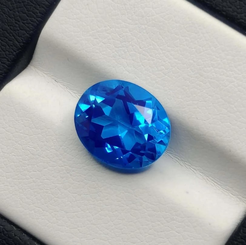 4.75 Ct "Beautiful" Caribbean Blue Triplet Quartz: No Reserve! Title: 4.75 Ct "Beautiful" Caribbean Blue Triplet Quartz Description: Gemstones: Triplet Quartz Carat Weights: 4.75 ct Size/Dimensions: 12 X 10 mm Treatment: Made of two natural quartz Abo