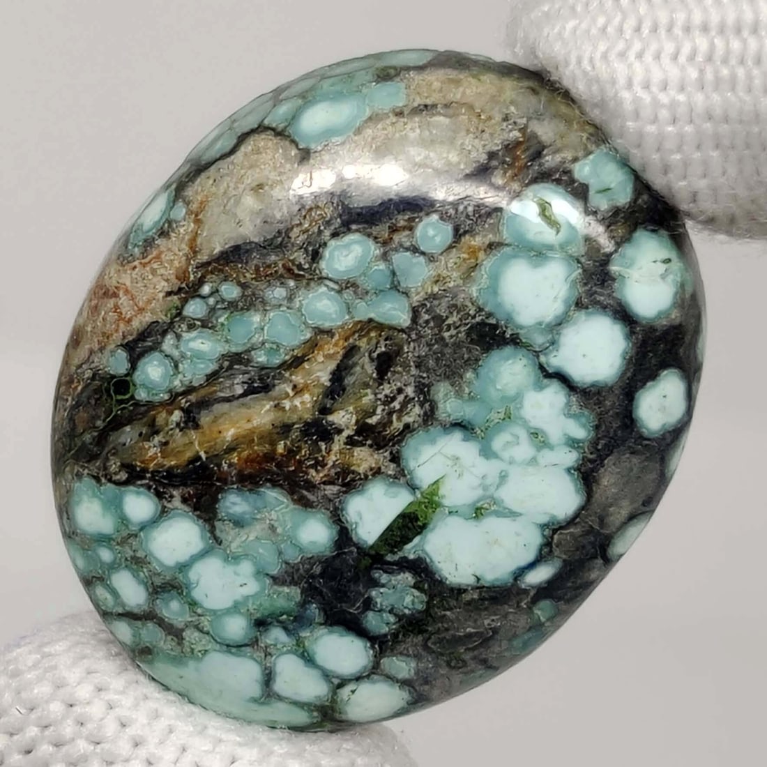53.40 ct "Top Grade" Blue Gem Magnesite Natural Turquoise: No Reserve! Title: 53.40 ct "Top Grade" Blue Gem Magnesite Natural Turquoise Description: Gemstones: Natual Blue Gem Turquoise Carat Weights: 53.40 ct Size/Dimensions: 32 X 25 X 8.60 mm Materials &Tec