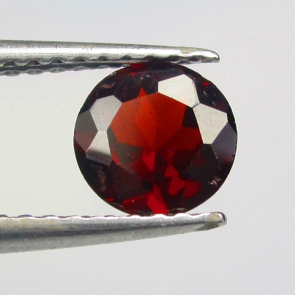 0.81 Ctw Natural Rhodolite Garnet Round Cut: No Reserve! Title: 0.81 Ctw Natural Rhodolite Garnet Round Cut Stone Clarity: VVS Gemstone:Natural Rhodolite Garnet MCarat Weight: 0.81 Size/Dimensions: 6.10 x 6.10 x 3.30 mm Additional Info:Purplish 