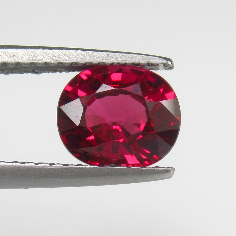 Natural Rose Garnet - 1.83 Ct: No Reserve! Title: Natural Rose Garnet - 1.83 Ct Origin: Mozambique Weight:1.83 Size/Dimensions: 7.7 x 6.5 x 4.3 mm Description:Pieces : 1 No's / Shape : Oval Cut / Color : Rose / Clarity : Transparen
