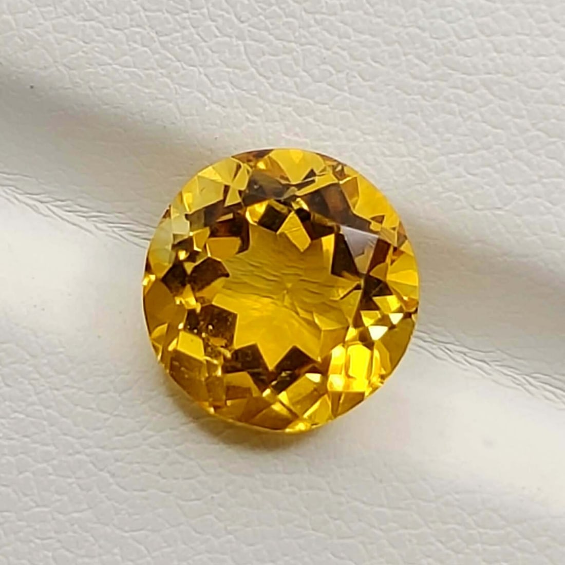 3.30 ct "Top Quality" Natural Brandy Color Citrine: No Reserve! Title: 3.30 ct "Top Quality" Natural Brandy Color Citrine Description: Gemstones: Natural Citrine Carat Weights: 3.30 ct Size/Dimensions: 9.6 X 9.5 X 6.90 mm Treatment: No Materials &Techn