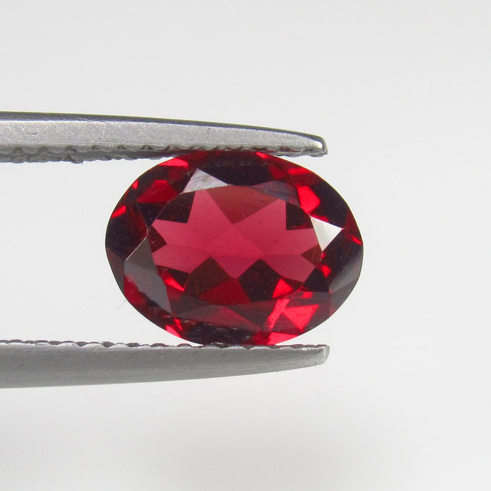 1.80 Ct - Natural Rhodolite Garnet: No Reserve! Title: 1.80 Ct - Natural Rhodolite Garnet Description: Gemstone Metal Purity (If Applicable):- Gemstones: Garnet Carat Weights: 1.8 Size/Dimensions:8.8 x 6.8 x 3.6 mm Additional Info:8.8 x