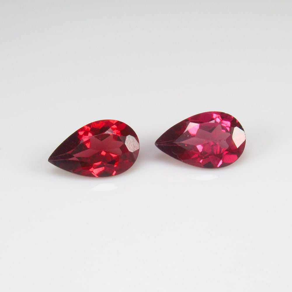 1.90 Ct - Natural Rhodolite Garnet Pair: No Reserve! Title: 1.90 Ct - Natural Rhodolite Garnet Pair Description: Gemstone Metal Purity (If Applicable):- Gemstones: Garnet Carat Weights: 1.9 Size/Dimensions:8.0 x 5.0 x 3.2 mm Additional Info: