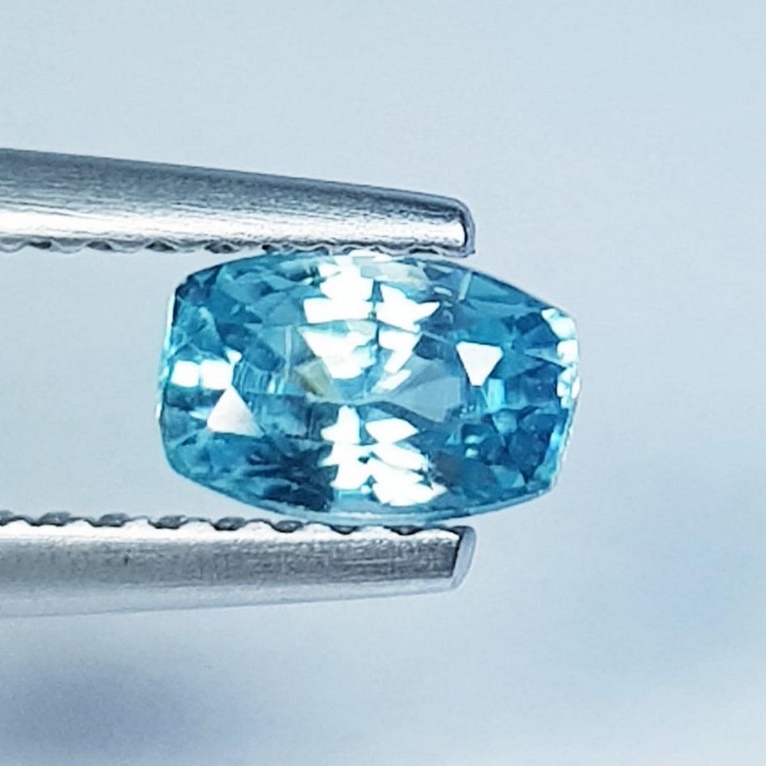 0.87 Ctz Top Grade Dazling Blue Natural Zircon: No Reserve! Title: 0.87 Ctz Top Grade Dazling Blue Natural Zircon Color/Clarity: Zircon Gemstone: Blue / VVS Carat Weights: 0.87 Size: 6.10 x 4.10 x 3.30 Additional Information: Rectangle Cushion / Ca