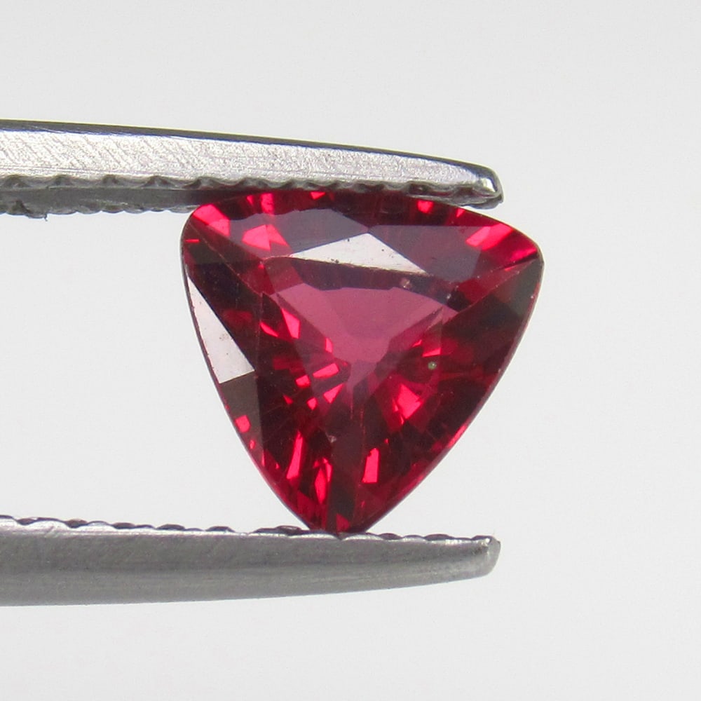 Natural Rose Garnet - 1.05 Ct: No Reserve! Title: Natural Rose Garnet - 1.05 Ct Origin: Mozambique Weight:1.05 Size/Dimensions: 6.5 x 6.5 x 3.6 mm Description:Pieces : 1 No's / Shape : Trillion Cut / Color : Rose / Clarity : Transp