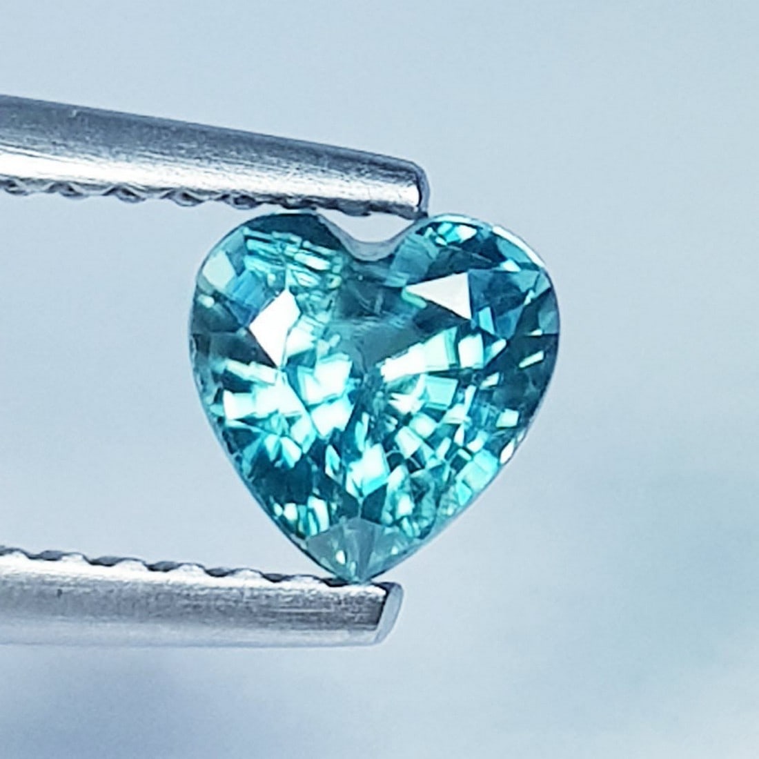 1.26 Ctz Top Grade Dazling Blue Natural Zircon: No Reserve! Title: 1.26 Ctz Top Grade Dazling Blue Natural Zircon Color/Clarity: Zircon Gemstone: Blue / VVS Carat Weights: 1.26 Size: 5.40 x 5.40 x 3.80 Additional Information: Heart Shape / Cambodia