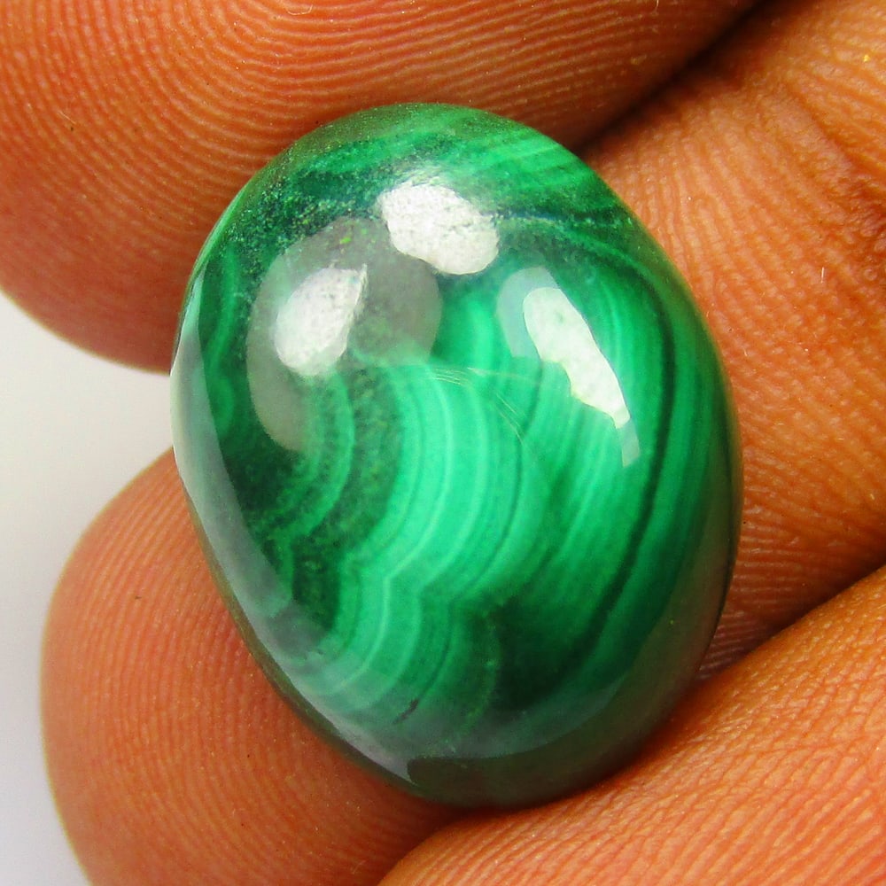 14.52 Ctw Natural Malachite Oval Cab: No Reserve! Title: 14.52 Ctw Natural Malachite Oval Cab Stone Clarity: Opaque Gemstone:Natural Malachite Carat Weights: 14.52 Size/Dimensions: 17.50 x 13.40 x 5.70 mm Additional Info:Excellent Oval Ca