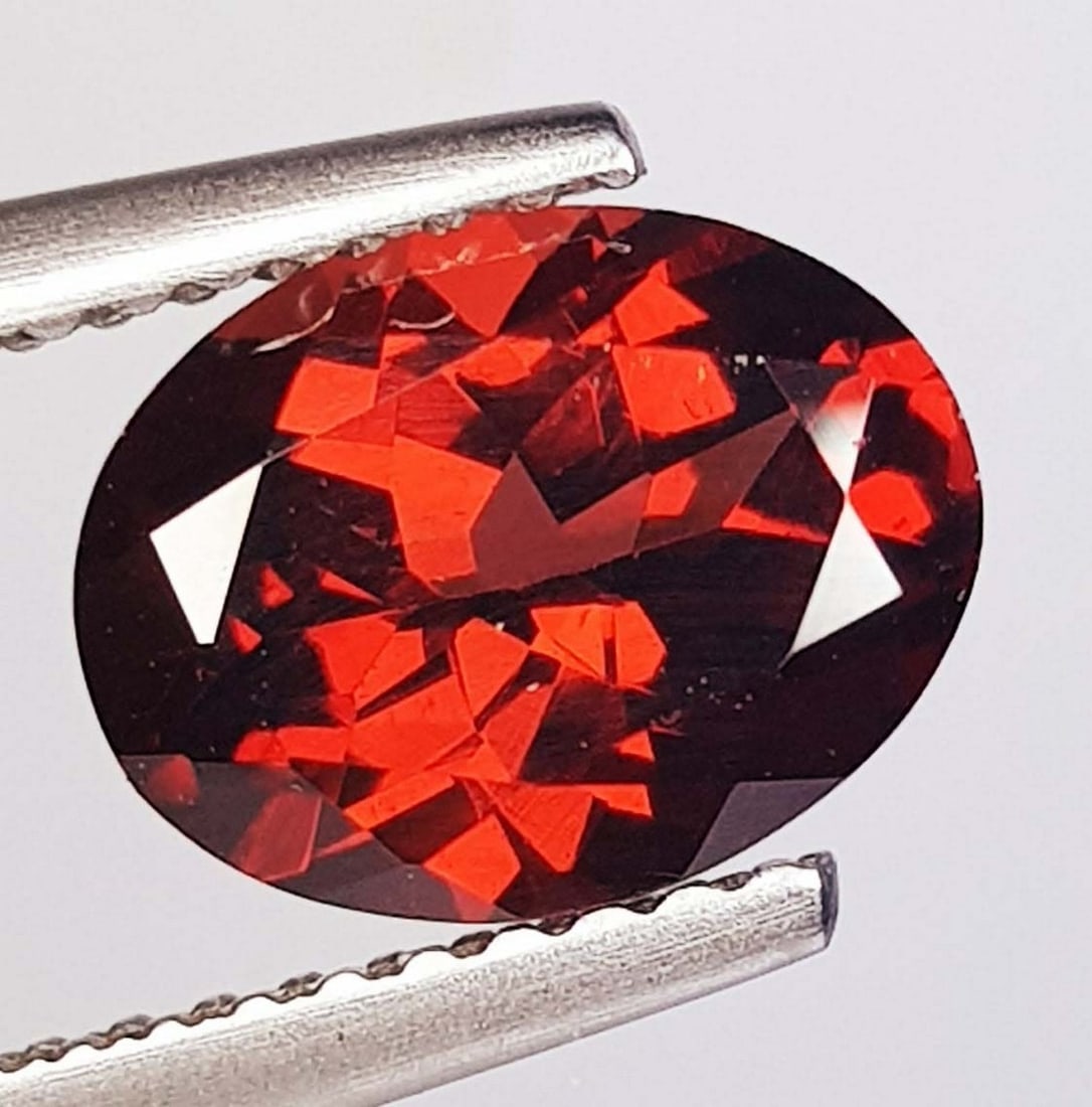 2.02 Ctz" Beautiful Purple Pink Gem" Natural Rhodolite Garnet: No Reserve! Title: 2.02 Ctz" Beautiful Purple Pink Gem" Natural Rhodolite Garnet Color/Clarity: Purple Pink / IF-VVS Gemstone: Rhodolite Garnet Carat Weights: 2.02 Size: 8.80 x 6.80 x 4.40 Additional 