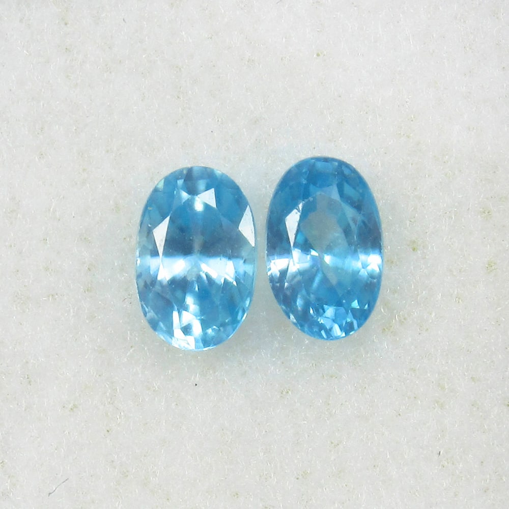 Natural Blue Zircon Pair - 1.51 Ct: No Reserve! Title: Natural Blue Zircon Pair - 1.51 Ct Origin: Combodia Weight:1.51 Size/Dimensions: 6.0 x 4.0 x 3.1 mm Description:Pieces : 2 No's / Shape : Oval Cut / Color : Blue / Clarity : VVS - T