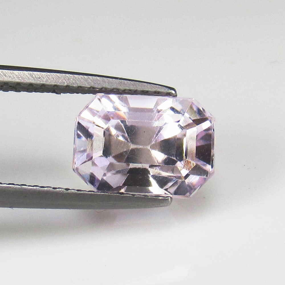 Natural Pink Kunzite - 4.43 Ct: No Reserve! Title: Natural Pink Kunzite - 4.43 Ct Origin: Afghanistan Weight:4.43 Size/Dimensions: 10.2 x 7.2 x 7.2 mm Description:Pieces : 1 No's / Shape : Cushion Cut / Color : Pink / Clarity : VVS 
