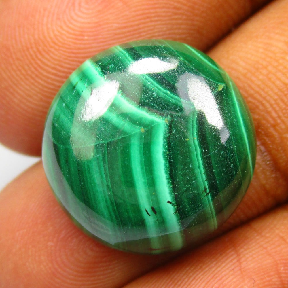 20.78 Ctw Natural Malachite Round Cab: No Reserve! Title: 20.78 Ctw Natural Malachite Round Cab Stone Clarity: Opaque Gemstone:Natural Malachite Carat Weights: 20.78 Size/Dimensions: 16.80 x 16.80 x 6.30 mm Additional Info:Excellent Round