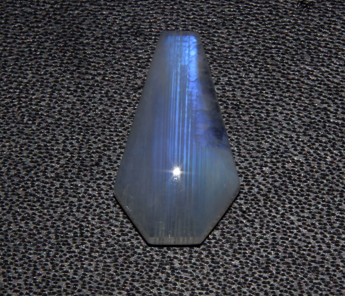 Marvellous " Natural Rainbow Moonstone " 6.23 Cts Natural Rainbow Moonstone: No Reserve! Title: Marvellous " Natural Rainbow Moonstone " 6.23 Cts Natural Rainbow Moonstone Additional Info: Gemstone : Natural Rainbow MoonstoneShape : Coffin CabochanWeight : 6.23 caratsMeasureme