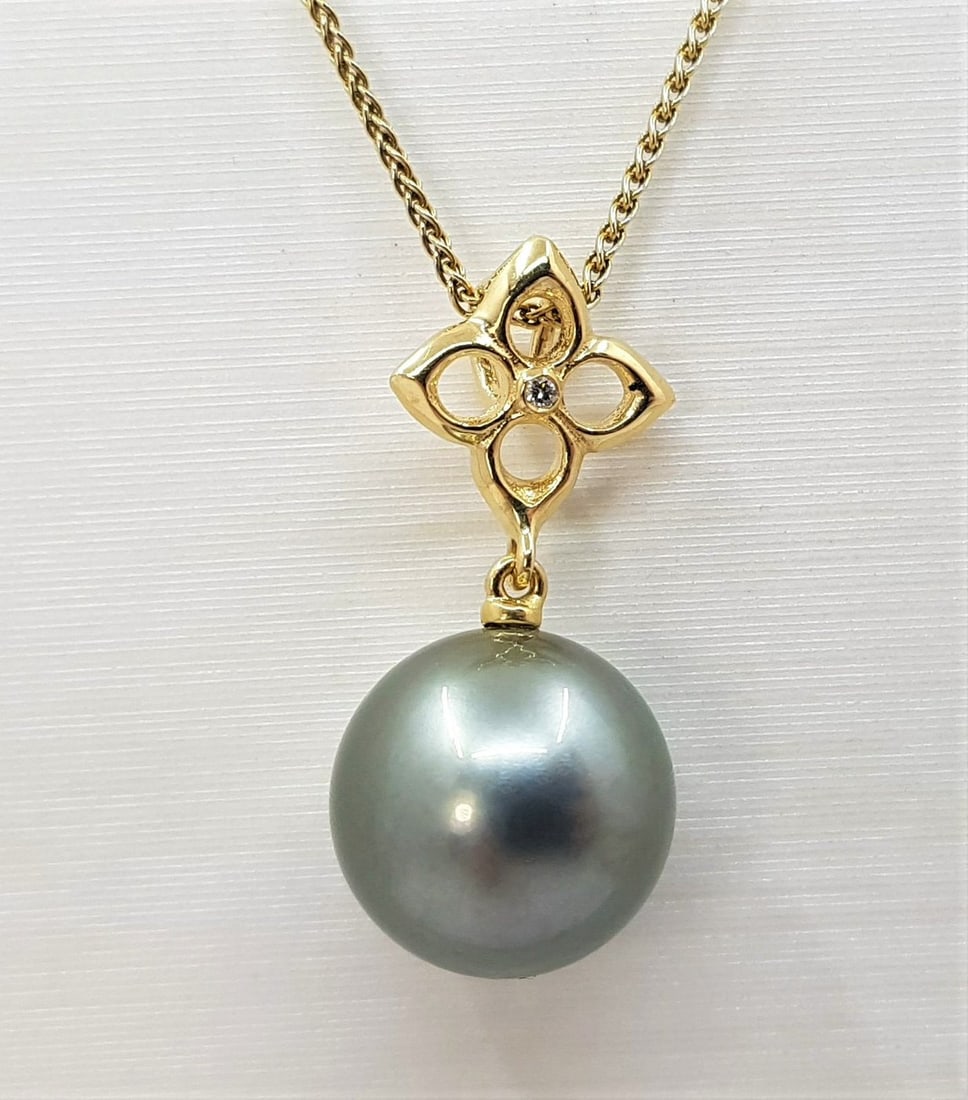 12x13mm Round Peacock Tahitian Pearl - 14 kt. Yellow gold - Pendant - 0.01 ct: Title: 12x13mm Round Peacock Tahitian Pearl - 14 kt. Yellow gold - Pendant - 0.01 ct Description: Emerging from the tropical lagoons of French Polynesia, this pearl has been selected for its natural b