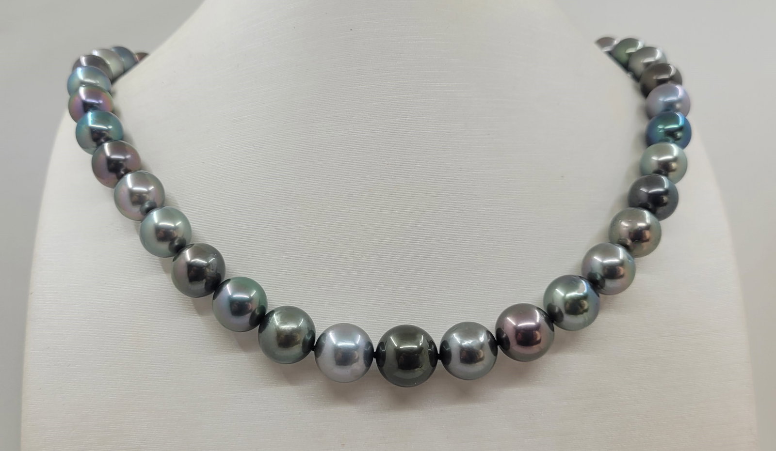 Certified Aurora Peacock - 8.2x11.6mm Multi Tahitian Pearls - Necklace: Title: Certified Aurora Peacock - 8.2x11.6mm Multi Tahitian Pearls - Necklace Description: Special Appellation: Aurora Peacock This necklace is in the category of the strongest Teri according to the t