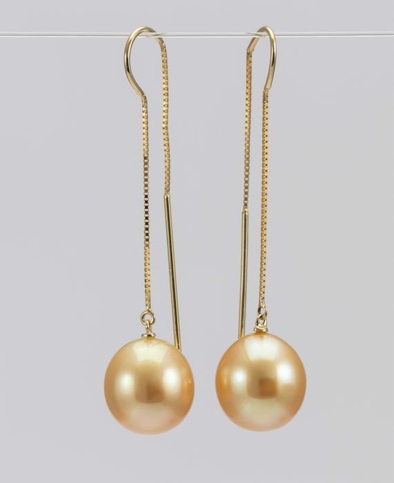 11mm Golden Australian South Sea Drops - 18 kt. Yellow gold - Earrings: Title: 11mm Golden Australian South Sea Drops - 18 kt. Yellow gold - Earrings Description: A pair of elegant yellow gold earrings featuring a beautiful pair of Golden South Sea pearls, noted for their