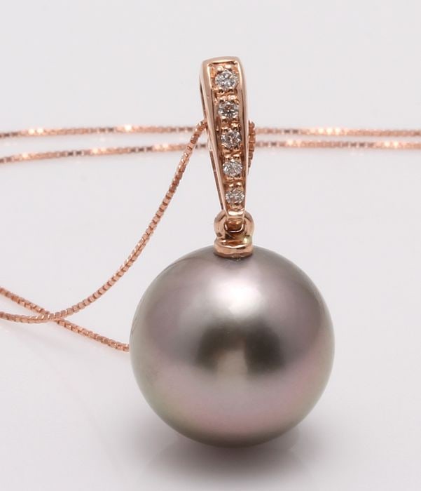 14 kt. Rose Gold - 12x13mm Round Tahitian Pearl - Necklace with Pendant - 0.04 ct: Title: 14 kt. Rose Gold - 12x13mm Round Tahitian Pearl - Necklace with Pendant - 0.04 ct Description: Emerging from the tropical lagoons of French Polynesia, this Tahitian pearl has been hand selected