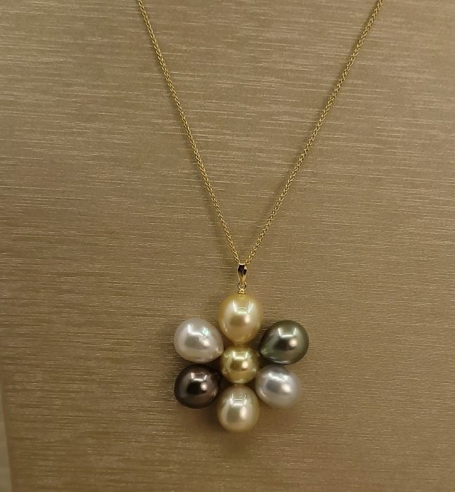 18 kt. Yellow Gold - 9x10mm South Sea and Tahitian Pearls - Necklace with pendant: Title: 18 kt. Yellow Gold - 9x10mm South Sea and Tahitian Pearls - Necklace with pendant Description: Emerging from the tranquil waters of Australia, the 5 golden and white Sea Pearls are top quality 